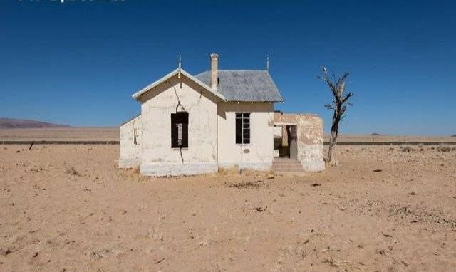 这个小镇曾遍地钻石生活奢华,如今黄沙满屋如鬼城_图2 这个小镇曾遍地钻石生活奢华,如今黄沙满屋如鬼城_图2